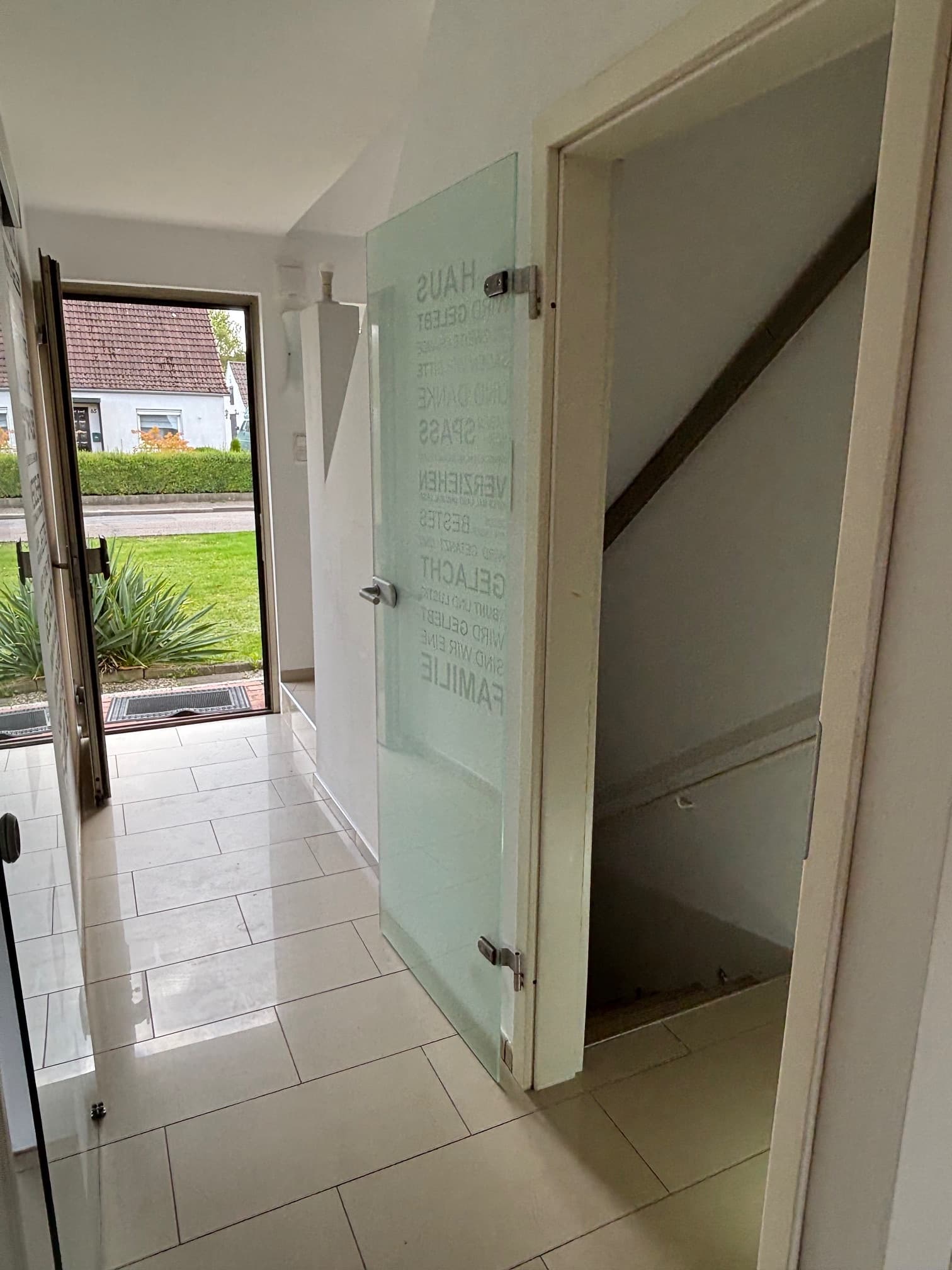 Immobilienbild EG Flur Zugang zum KG.jpg